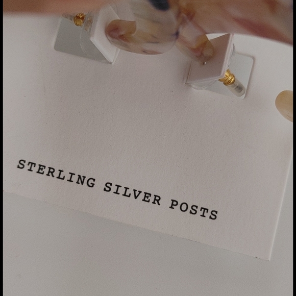 Madewell Acetate Oval Hoop Earrings in Shell Tort - Picture 3 of 4